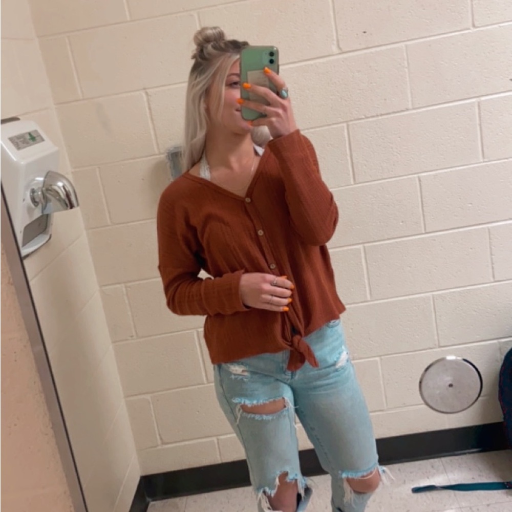 Orange sweater 💕